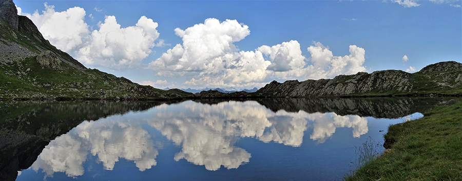 Nubi bianche si specchiano nel lago